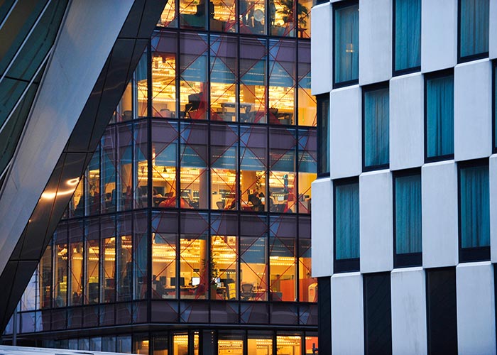 Το Facebook προσφέρει 5.000 θέσεις εργασίας (Video) - Media