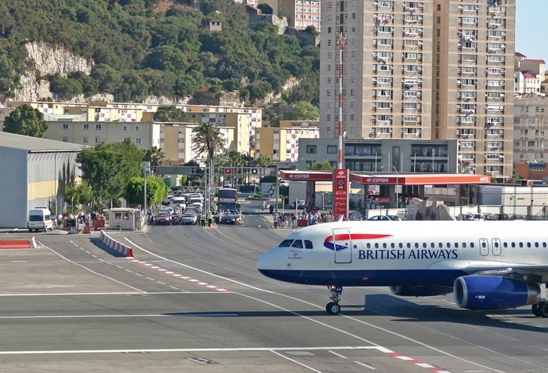 Γιβραλτάρ: Εκεί που η κεντρική λεωφόρος διασχίζει τον… διάδρομο του αεροδρομίου! (Photos/Videos) - Media