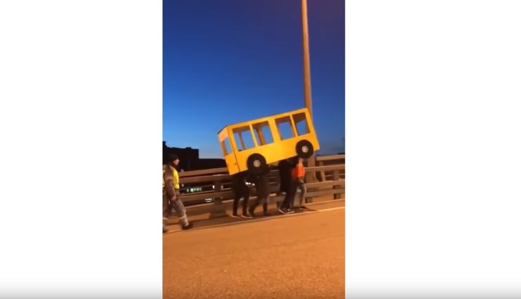 Είναι τρελοί αυτοί οι Ρώσοι: Ντύθηκαν… λεωφορείο για να διασχίσουν γέφυρα μόνο για οχήματα! (Video) - Media