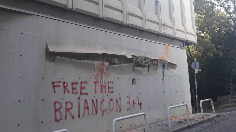 Επίθεση αγνώστων στο Γαλλικό Ινστιτούτο - Media