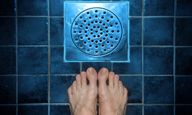 Γιατί δεν πρέπει να πατάτε ξυπόλυτοι στο μπάνιο  - Media