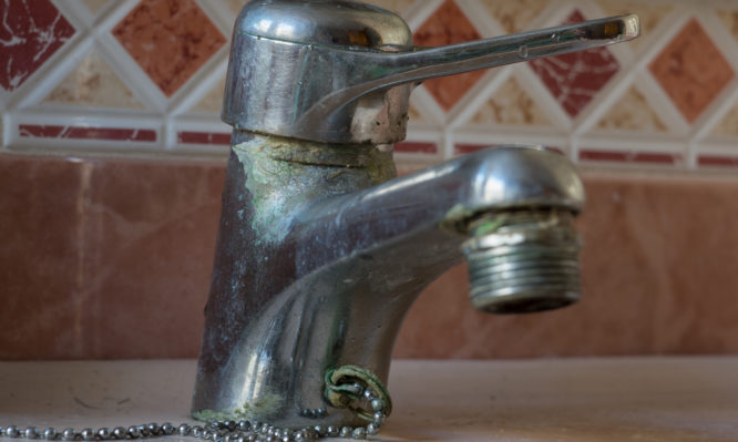 Πώς να εξαφανίσετε πανεύκολα τα άλατα από τη βρύση και τον νεροχύτη! (Video) - Media