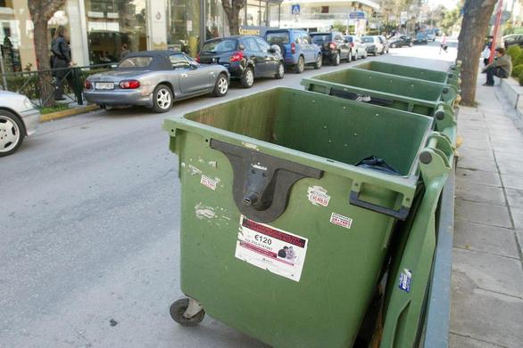 Ελεύθερη η 19χρονη από την Πετρούπολη που είχε πετάξει το μωρό της στα σπουπίδια - Media