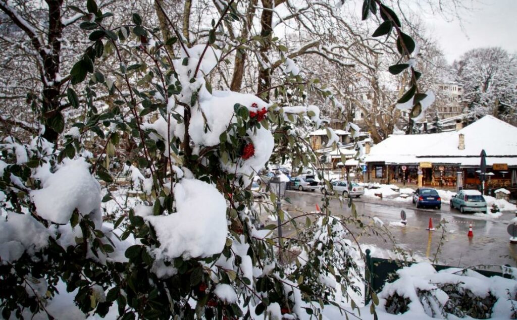 Διακόπηκε λόγω χιονόπτωσης η κυκλοφορία στη λεωφόρο Πάρνηθας - Media