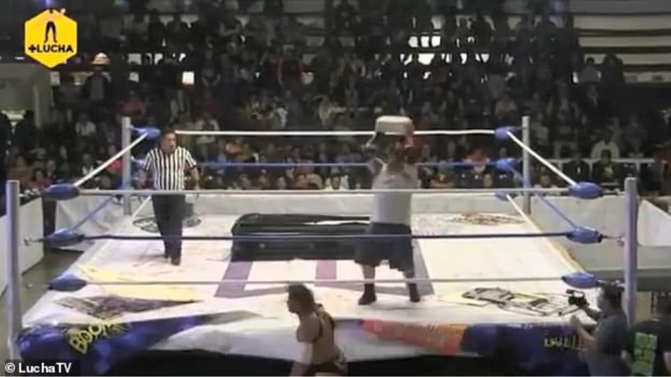 Σε αγώνα κατς: Του έριξε τσιμεντόλιθο στο κεφάλι και ο παλαιστής χαροπαλεύει (Video)  - Media