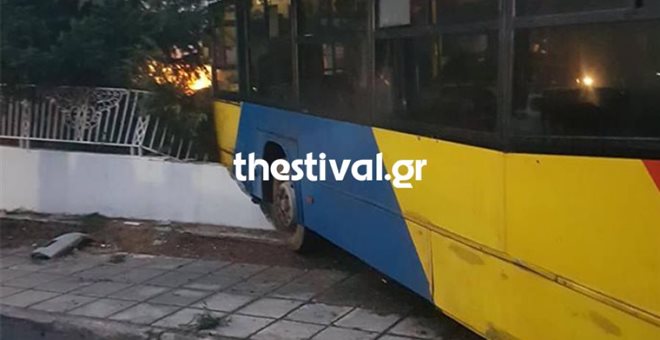 Λεωφορείο έπεσε πάνω σε σπίτι στη Θεσσαλονίκη (Photo) - Media