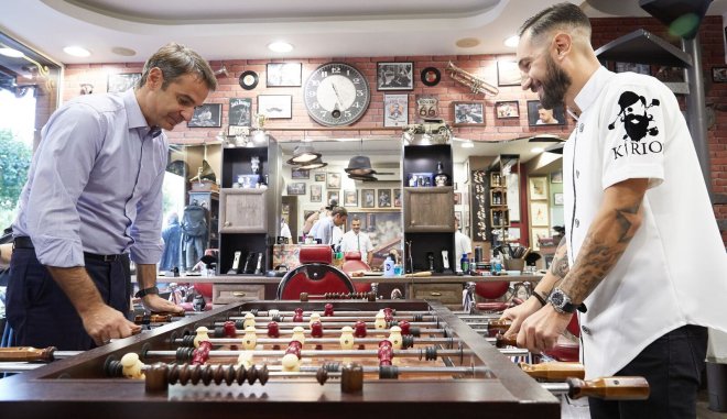 Ο Μητσοτάκης προπονείται στο ποδοσφαιράκι και κόβει βόλτες στο Μοσχάτο  - Media