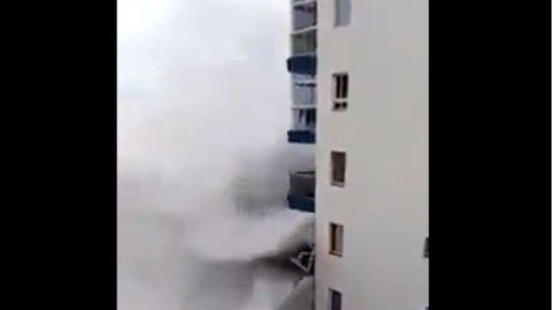 Κύμα - γίγαντας «καταπίνει» πολυκατοικία – Βίντεο σαν από ταινία επιστημονικής φαντασίας (Video)  - Media