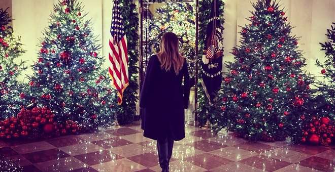 Λαμπερή όσο ποτέ η Μελάνια στον εντυπωσιακό χριστουγεννιάτικο στολισμό του Λευκού Οίκου (Photos, Video) - Media