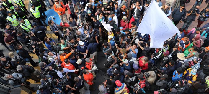 Διαδήλωση με εκατοντάδες μετανάστες στα σύνορα Μεξικού-ΗΠΑ - Media