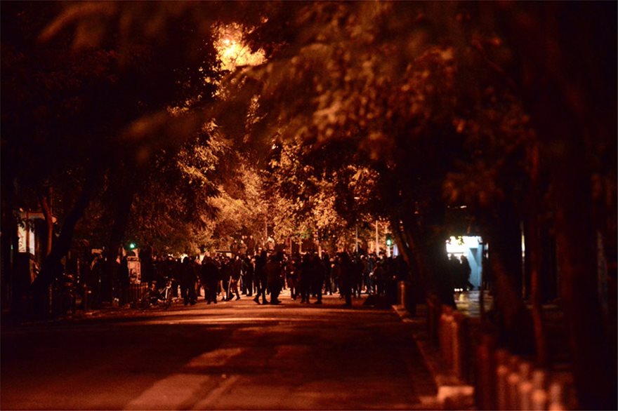 Πεδίο μάχης με πέτρες και μολότοφ σε Εξάρχεια και ΓΑΔΑ - Media