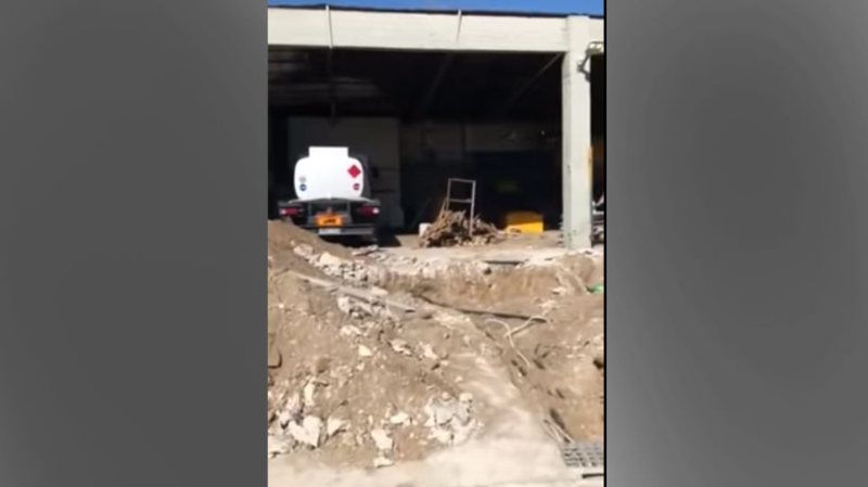 Η «επιχείρηση μπουλντόζα» του ΣΔΟΕ σε βενζινάδικο που νόθευε καύσιμα στην Ελευσίνα (Video)  - Media
