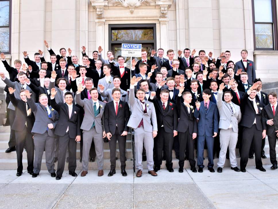 Ανατριχιαστικό: Ομαδική φωτογραφία μαθητών στις ΗΠΑ να κάνουν γελαστοί τον ναζιστικό χαιρετισμό! - Media