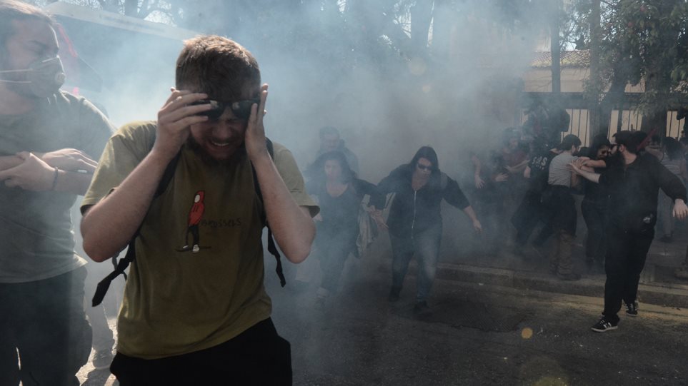 Ένταση και χημικά σε εκδήλωση που συμμετέχει ο Γαβρόγλου (Video) - Media