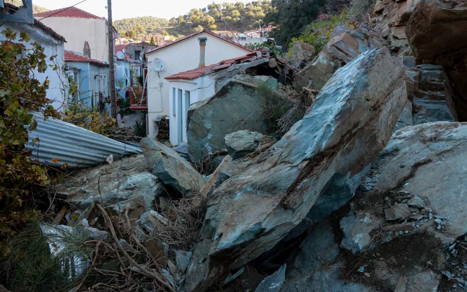 Eκκενώνεται τμήμα του οικισμού του Πλωμαρίου Λέσβου - Media