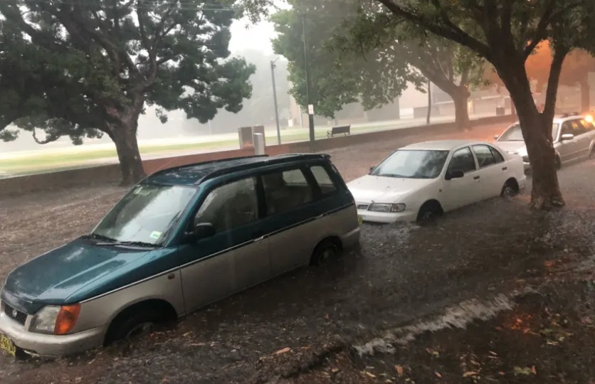 Χάος στο Σίδνεϊ με καταιγίδα που ξεσπά μία φορά στα 100 χρόνια (Photos) - Media