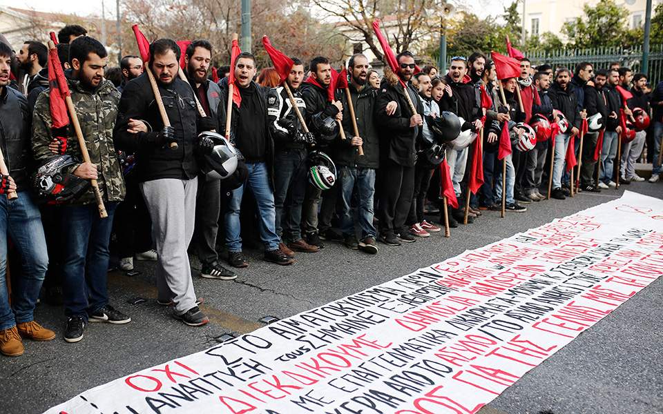 Σε εξέλιξη η πορεία για την 45η επέτειο του Πολυτεχνείου - Media