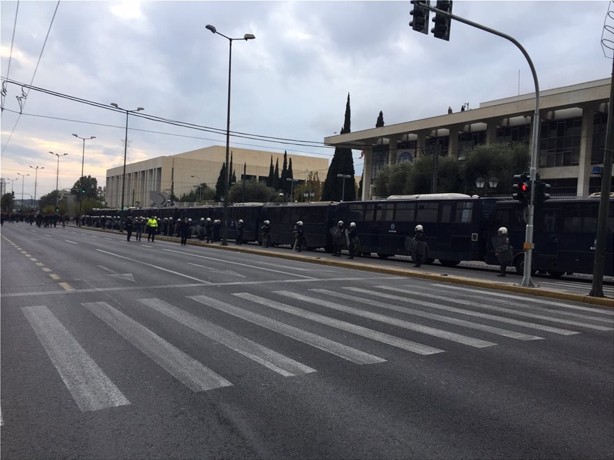 Περικυκλωμένη από κλούβες των ΜΑΤ η αμερικάνικη πρεσβεία - Media