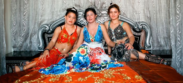 Στα σπίτια των Ρομά στη Θεσσαλονίκη: Χωρίς έπιπλα, με plasma TV και οριεντάλ κρεβατοκάμαρες (Photos) - Media