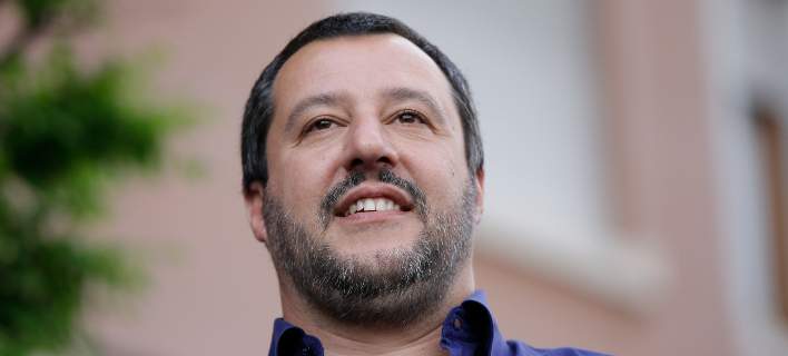 Σάλος με Σαλβίνι: Πόζαρε χαμογελαστός πριν πάει σε περιοχές που επλήγησαν από την κακοκαιρία (photos) - Media