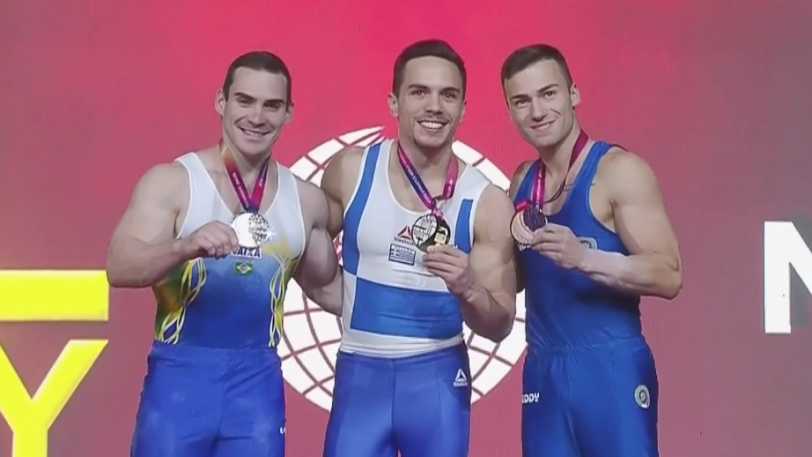 Βουρκωμένος ο Πετρούνιας κατά την ανάκρουση του Εθνικού Ύμνου (Video) - Media