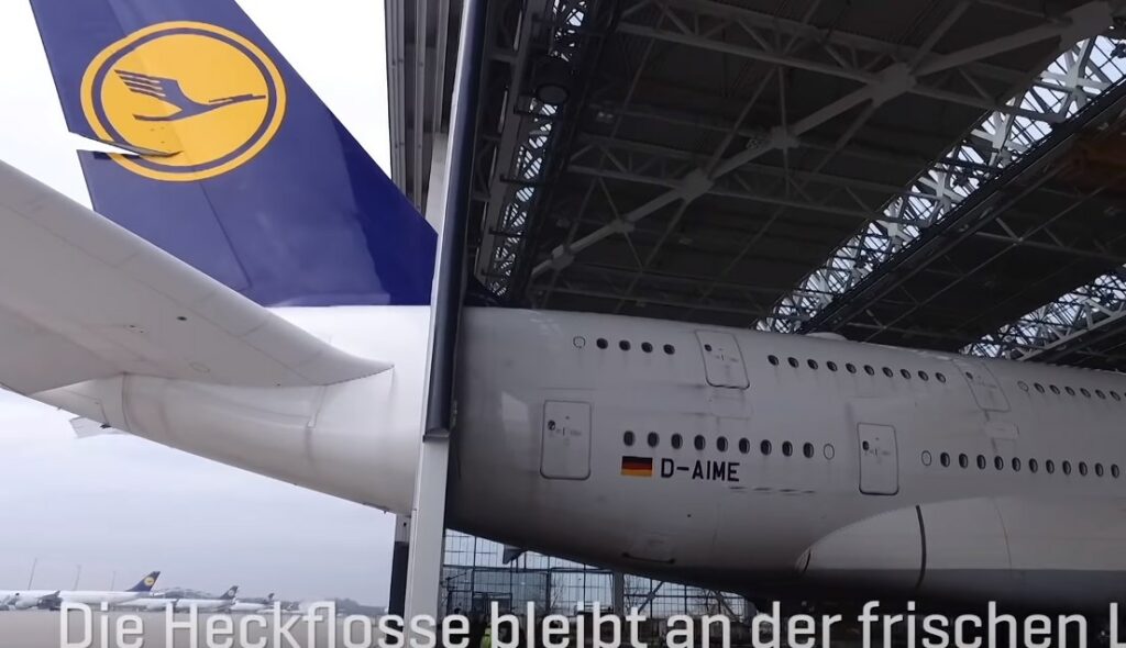 Το απίστευτο κόλπο της Lufthansa για να χωρέσει το «θηρίο» Α380 στην παλιά τεχνική βάση (Video) - Media