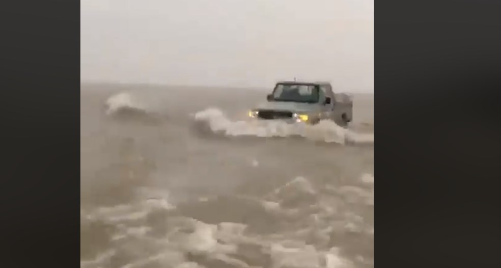 Η έρημος μετατράπηκε σε θάλασσα - Απίστευτο βίντεο από τη Σαουδική Αραβία - Media