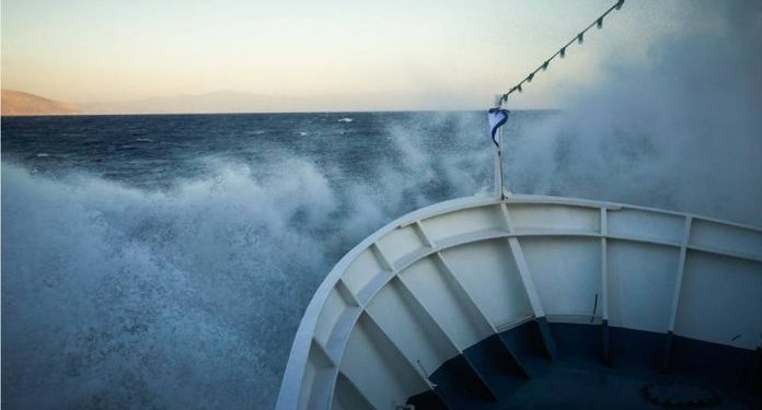 Κύματα σκεπάζουν πλοίο που δίνει μάχη στη φουρτουνιασμένη θάλασσα (Video) - Media