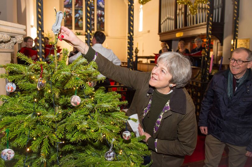 Η Τερέζα Μέι απειλεί να «ακυρώσει τα Χριστούγεννα» για το Brexit - Media