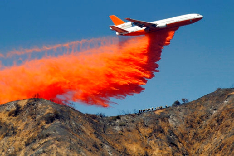 Αυτό είναι το αεροπλάνο-«τέρας» που παλεύει με τις φλόγες στην Καλιφόρνια - Αντιστοιχεί σε 7 καναντέρ! (Videos) - Media