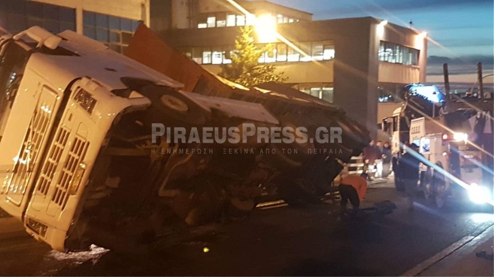 Μεγάλο μποτιλιάρισμα στου Ρέντη – Ανετράπη νταλίκα (Videos) - Media