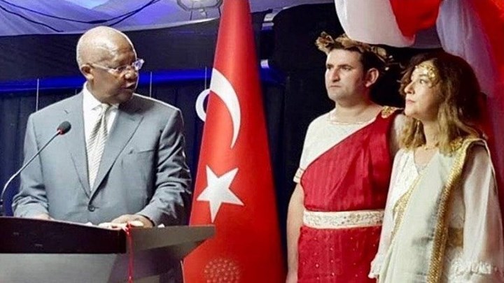 Τουρκία: «Αποκεφαλισμός» διπλωμάτη για μια... χλαμύδα (Photo) - Media