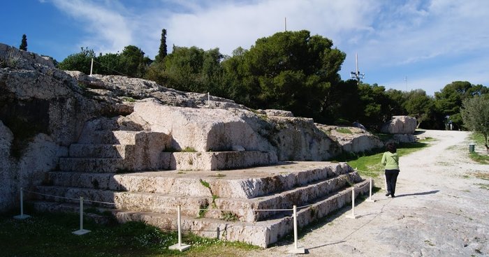 Επιτέθηκαν με βαριοπούλες στον αρχαιοφύλακα της Πνύκας - Media