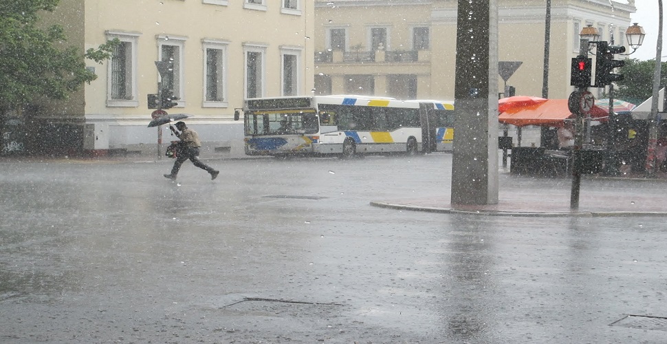 Δυνατή καταιγίδα σαρώνει την Αθήνα - Media