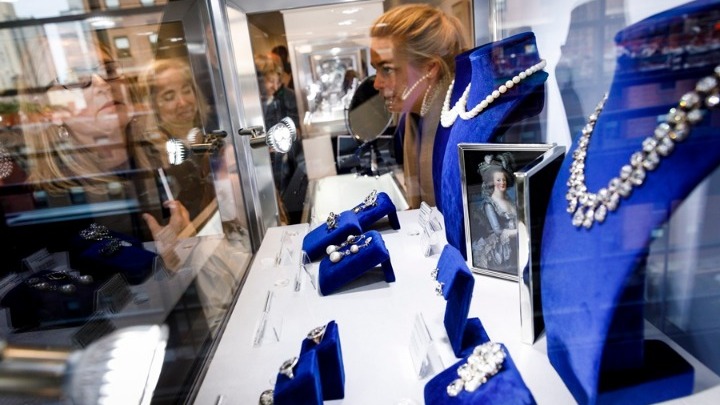 Δείτε πόσο πωλήθηκε μενταγιόν με διαμάντια της Μαρίας-Αντουανέτας! - Media