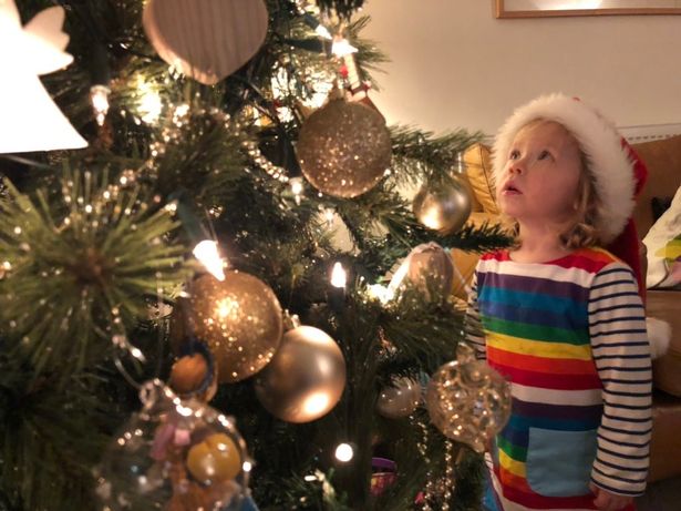 Αγόρασε δώρα 14 Χριστουγέννων για την κόρη του γείτονα πριν πεθάνει (Photos) - Media
