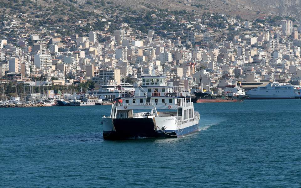 Βλάβη σε πλοίο από Σαλαμίνα στο Πέραμα - Προσέκρουσε σε καταμαράν - Media