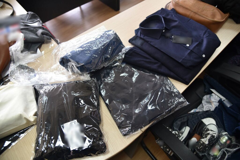 Εξάρθρωση τεράστιου κυκλώματος προϊόντων «μαϊμού» με δεκάδες συλλήψεις - Εμπλέκονταν και αστυνομικοί (Pics) - Media Gallery 8