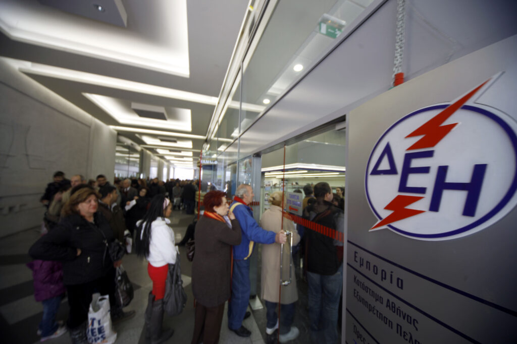 Προσλήψεις ΔΕΗ: Μια ημέρα έξω από το γραφείο που δέχεται τις αιτήσεις - Ιστορίες νέων που θέλουν να μείνουν στην Ελλάδα - Media