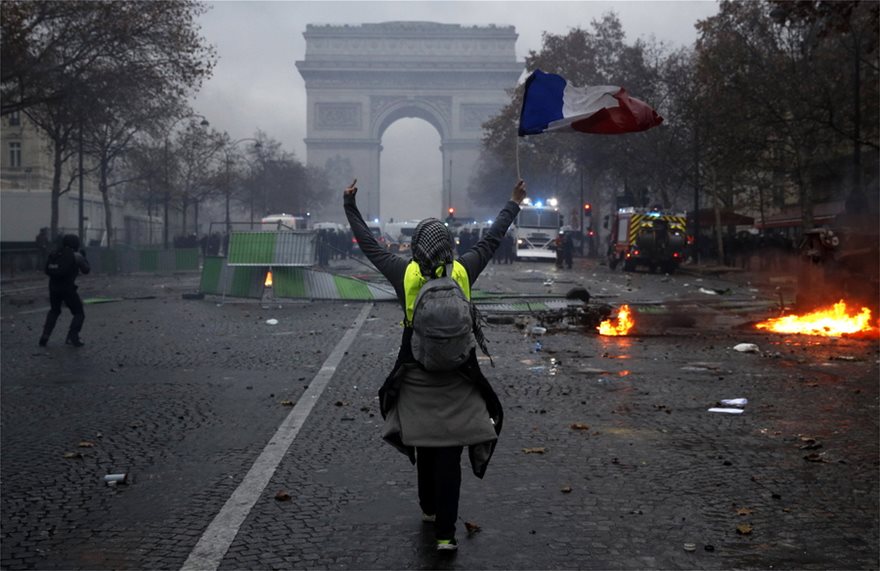 «Κίτρινα Γιλέκα»:  Εμπόλεμη ζώνη το Παρίσι - Πλαστικές σφαίρες χρησιμοποιούν τα ΜΑΤ (Live Video-Photos)   - Media