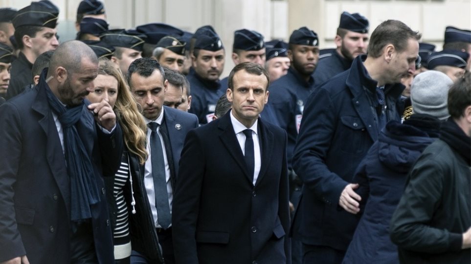 Τα «κίτρινα γιλέκα» φέρνουν έκτακτες συσκέψεις για τον Μακρόν   - Media