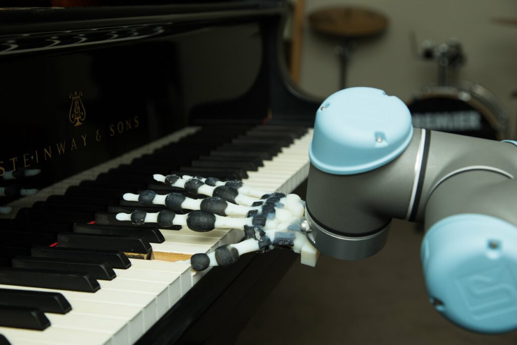 Tο πρώτο ρομποτικό χέρι που παίζει πιάνο είναι γεγονός! (Video) - Media