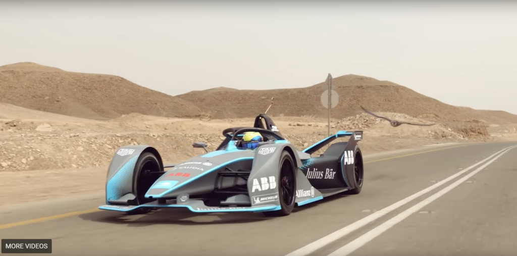 Ο απίστευτος αγώνας ταχύτητας ανάμεσα σε αυτοκίνητο της Formula 1 και ένα γεράκι – Ποιος είναι γρηγορότερος; (Video)  - Media