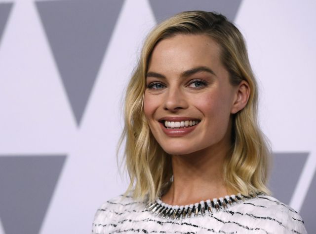 Η βασίλισσα της ομορφιάς μεταμορφώθηκε σε βασίλισσα Ελισσάβετ (Video & Photos) - Media