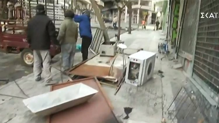 Βομβαρδισμένο τοπίο τα Εξάρχεια - Μεγάλες καταστροφές στη Θεολογική Σχολή της Θεσσαλονίκης (Photos) - Media