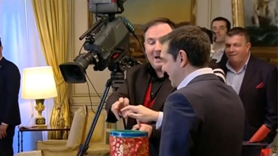 Τι απαντά ο «μάγος» του Μαξίμου για τα «κωλοτούμπα» και «τουλούμπα» (Video) - Media