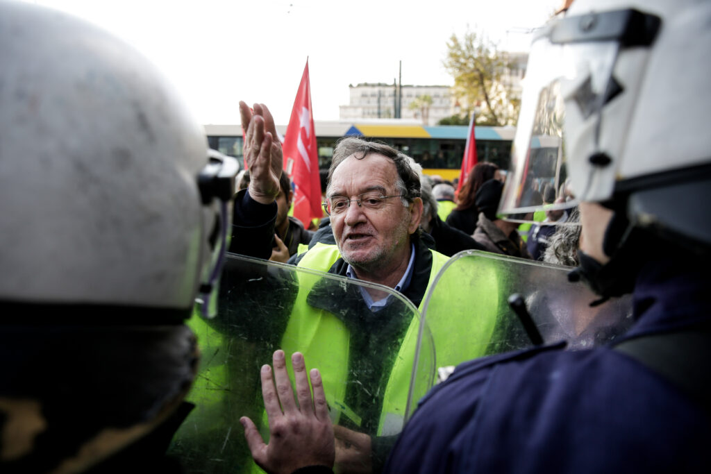 Ο Παναγιώτης Λαφαζάνης με κίτρινο γιλέκο σε διαμαρτυρία έξω από τη γαλλική Πρεσβεία (Photos) - Media
