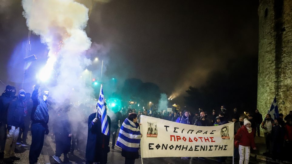 Οι «Μακεδονομάχοι» μοιράζουν μηνύσεις για τις προσαγωγές στην ομιλία Τσίπρα στη Θεσσαλονίκη (Photos) - Media