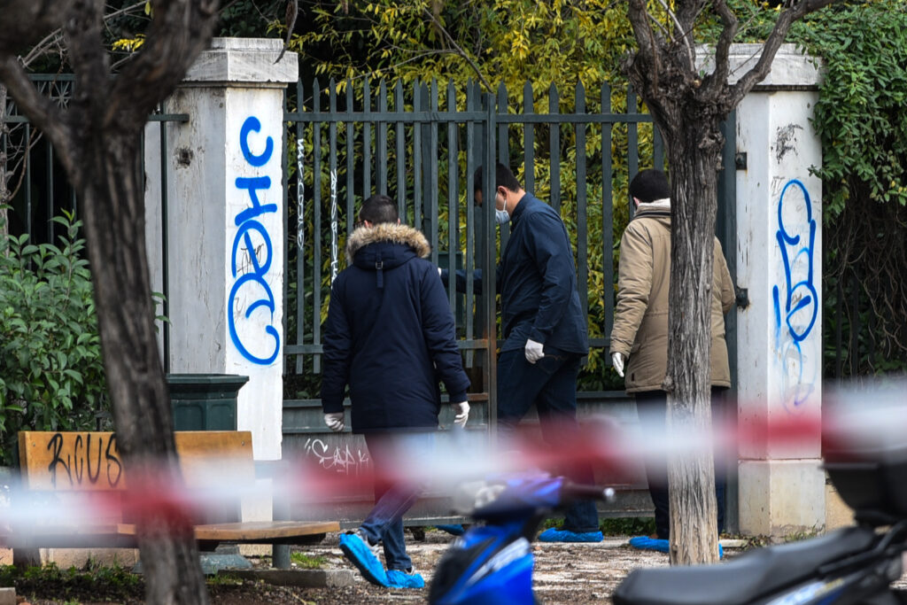 Βρέθηκε άνδρας κρεμασμένος στο Ζάππειο (Photos) - Media