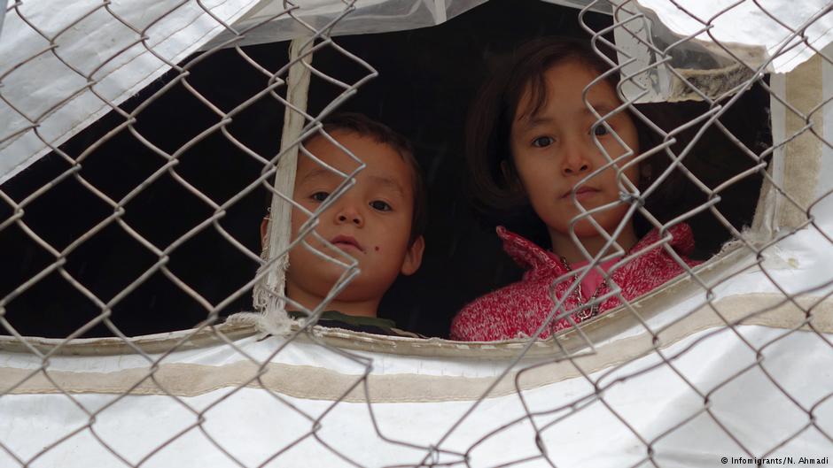 DW: Εκτός καταυλισμού 2.000 μετανάστες στη Σάμο - «Αργοπεθαίνουμε, σώστε μας» - Media